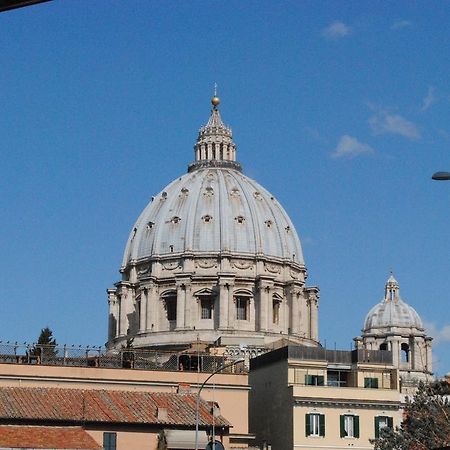 Di Fronte Alla Cupola Рим Стая снимка