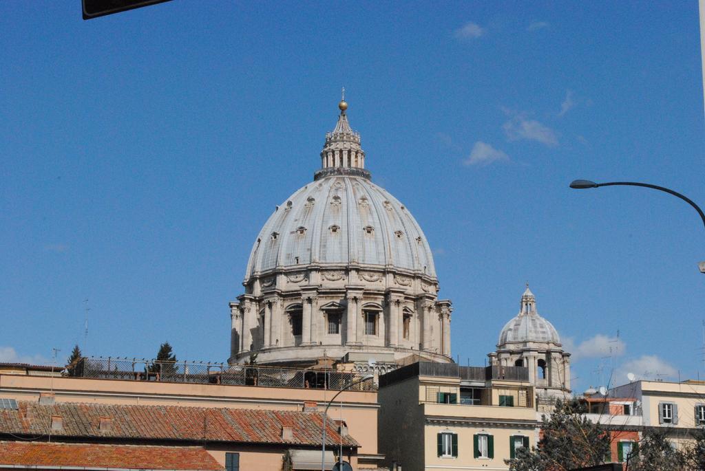 Di Fronte Alla Cupola Рим Стая снимка